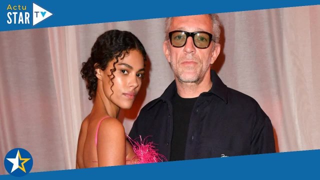 Tina Kunakey les fesses à l'air dans un bikini string, Vincent Cassel sous le charme de sa petite c