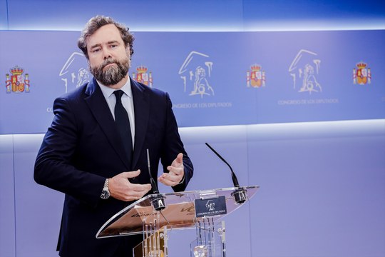 La indiferencia con la que Espinosa de los Monteros encajó la iniciativa y los dardos de Olona