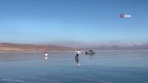 Buz patencileri, yüzeyi buzla kaplı Çıldır Gölü'nde otomobille antrenman yaptı
