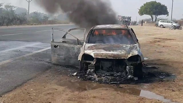 हाइवे पर चलती कार में आग लगी, सात जनों ने उतरकर जान बचाई