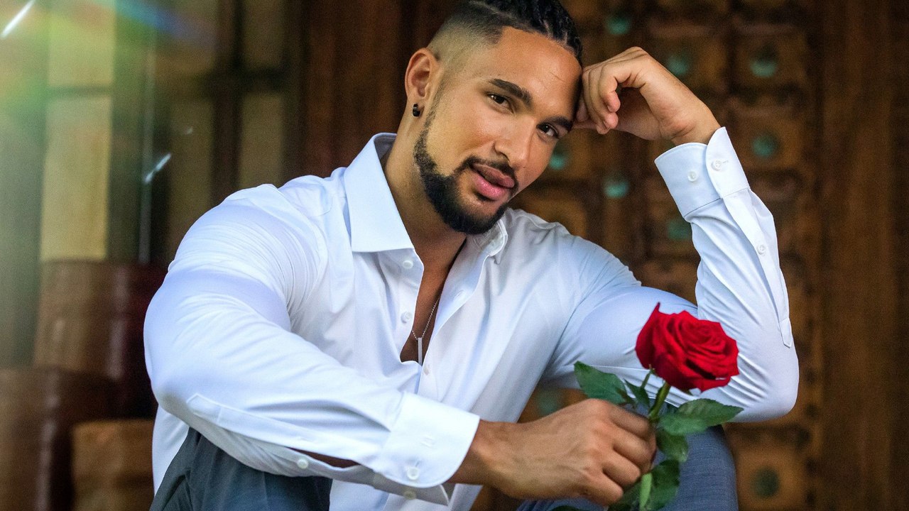 Bachelor 2023: Dieser Mann wird schon bald seine Rosen verteilen