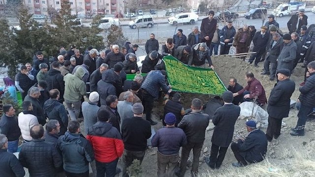 Evde boğazı kesik cesedi bulunan kadın toprağa verildi