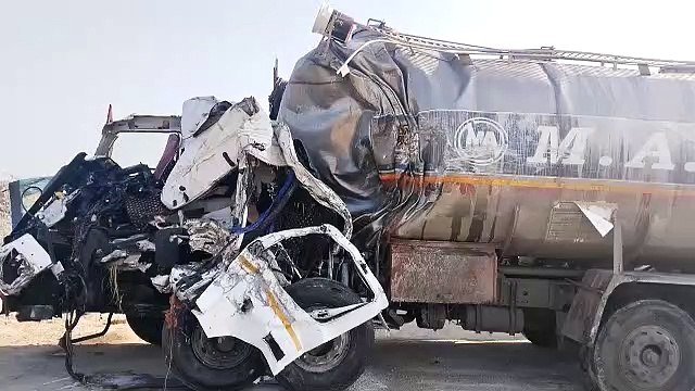 VIDEO : ग्रेनाइट से भरे खड़े ट्रेलर में पीछे से घुसा टैंकर, टैंकर चालक व खलासी की मौत