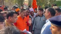 Pathan Controversy in CG: छत्तीसगढ़ में पठान फिल्म का विरोध, बजरंग दल के कार्यकर्ताओं ने पोस्टर फाड़े, चलते शो को रोका...