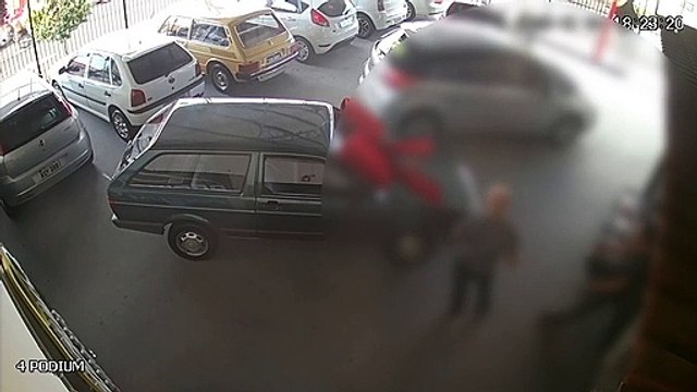 Câmera de segurança flagra momento em que comerciante é baleado