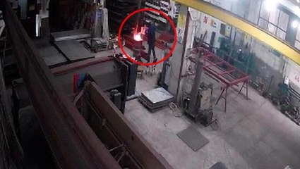 Sobayı yakmak isteyen şahıs eline tineri aldı, sonrası felaket! O anlar kamerada