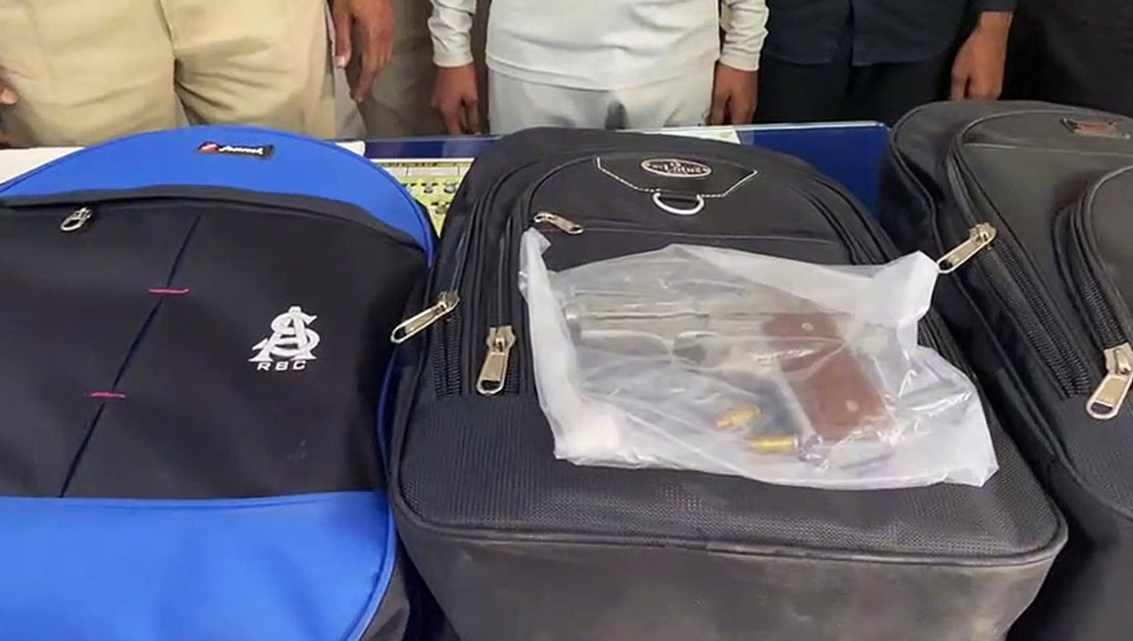 स्टेशन में अवैध रूप से गांजा ले जाते 2 तस्कर गि...