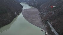 Bosna Hersek'te ekolojik felaket sinyaliDrina Nehri'nin yüzeyi çöp ve plastik atıklarla doldu
