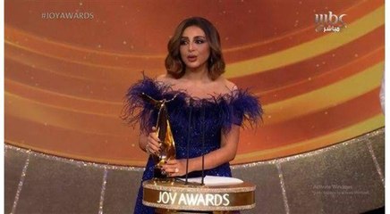 أنغام تستلم جائزة joy awards كأفضل مطربة: كنت منتظرة أبو ناصر يسلمهالي