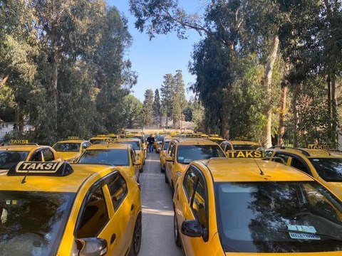 İZMİR'DE TAKSİLERDE İNDİ-BİNDİ ÜCRETİ 30 TL OLDU