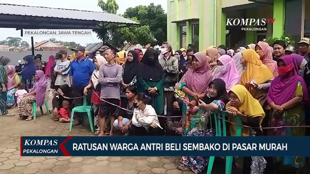 Ratusan Warga Antri Beli Sembako di Pasar Murah