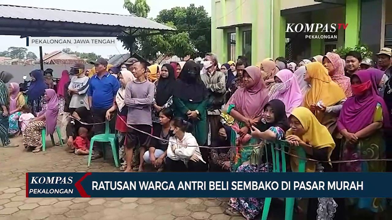 Ratusan Warga Antri Beli Sembako di Pasar Murah