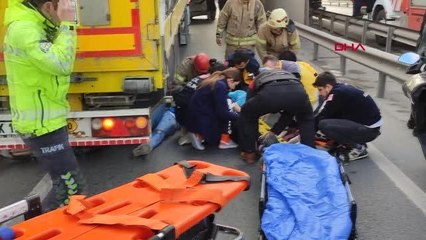 İSTANBUL-KÜÇÜKÇEKMECE TIR'A ÇARPAN MOTOSİKLETTEKİ İKİ KİŞİ YARALANDI