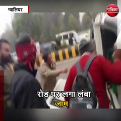 बीच सड़क पर पलटी तेज रफ्तार स्कॉर्पियो