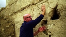 Arqueólogos investigam significado de mão esculpida em antigo fosso de Jerusalém