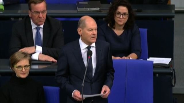 Scholz al Bundestag spiega l'invio dei 14 Leopard 2 all'Ucraina