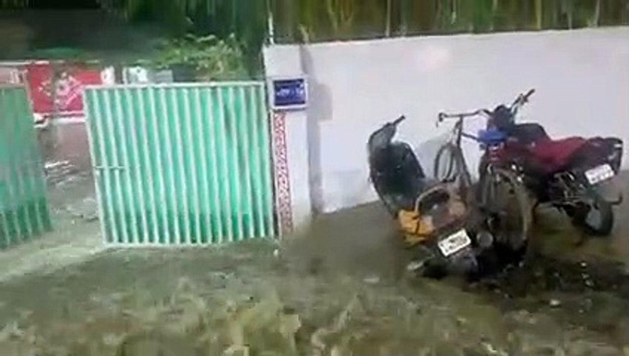 निगमायुक्त बंगला के सामने फूटी राजघाट की पाइपलाइन, हजारों गैलन पानी घर में घुसा