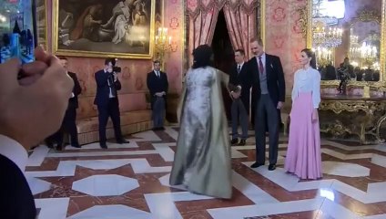 Video herunterladen: El embajador de Irán no le da la mano a la Reina Letizia en el Palacio Real