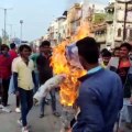 नवनियुक्त शहर अध्यक्ष का कांग्रेसियों ने जलाया पुतला, प्रदेश उपाध्यक्ष के विरुद्ध भी नारेबाजी