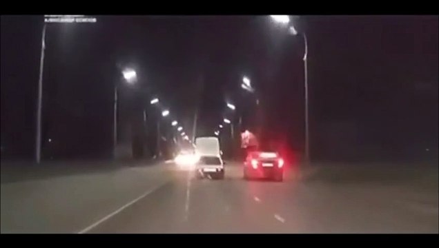 Ce conducteur trop pressé rentre dans une voiture de police