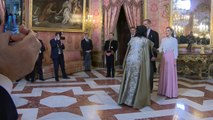 El embajador de Irán no da la mano a la reina Letizia