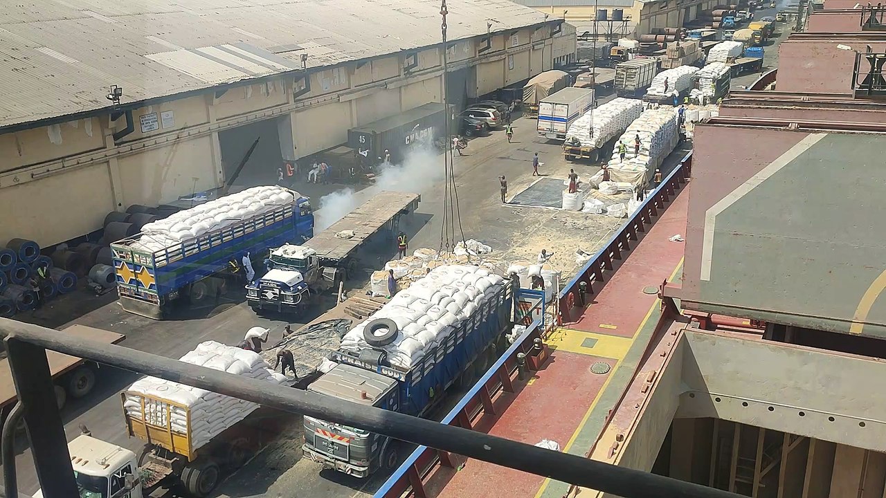 Nigerya da zenciler gemileri bu şekilde elleri ile yüklüyor