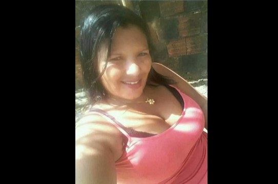 Mulher é morta com mais de 15 facadas na frente dos filhos e principal suspeito é seu companheiro