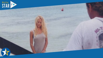 "Mes seins ont fait carrière, je les ai seulement suivis" : Pamela Anderson revient sur l'obsession