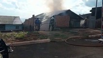 Bombeiros combatem incêndio em casa de Apucarana