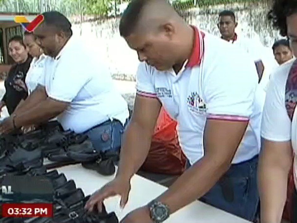 Amazonas | Realizan entrega de uniformes escola...