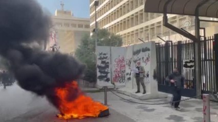 Lübnan'da hesaplarındaki paraları çekemeyen mudiler Merkez Bankasını protesto etti