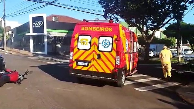 Um motociclista de 31 anos ficou ferido em mais um acidente envolvendo um veículo e uma motocicleta em Umuarama nesta quarta-feira (25). A batida aconteceu no cruzamento da Flórida com a Dr. Camargo por volta as 17h50. Segundo as informações, uma caminho