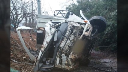 호남고속도로서 5t 화물차 가드레일 넘어 추락...1명 다쳐 / YTN