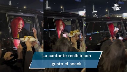 Fan le regala hot dog a Karol G y se vuelve viral en TikTok