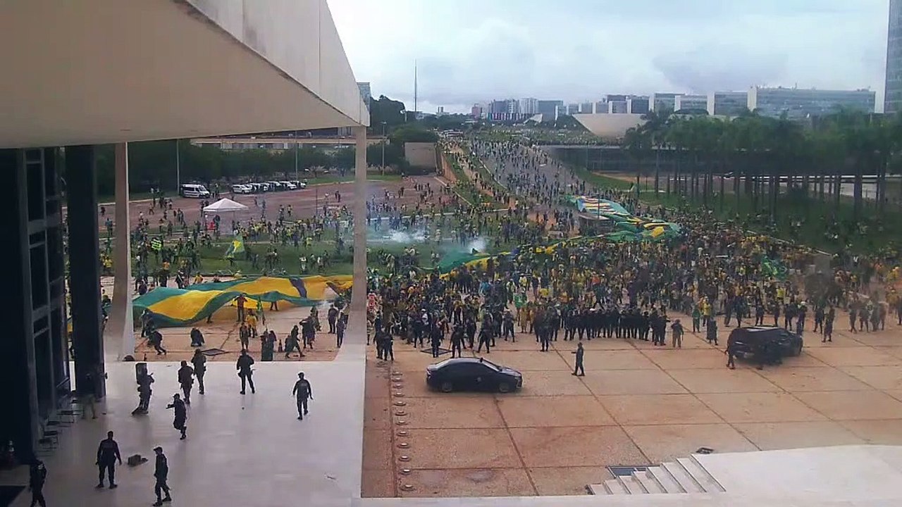 Em frente ao STF, policiais abandonam formação e enfraquecem bloqueio