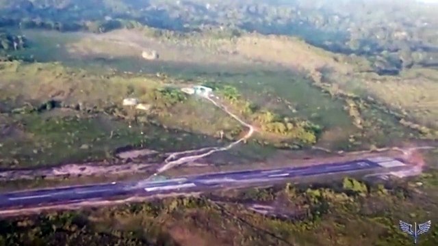 Militares entregam alimentos e suprimentos médicos aos Yanomamis