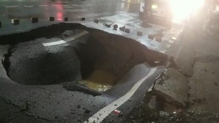 Smart City Sagar: सीईओ/आयुक्त बंगले में बाढ़ जैसे हालात, सड़क ऐसे धंसी मानो भूकंप आया हो!