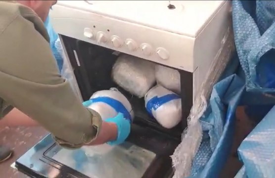Tırdaki ev eşyalarına gizlenmiş 24 kilogram esrar ele geçirildi