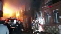 Fatih'te 3 katlı binada yangın çıktı