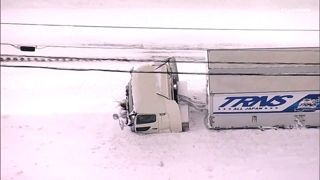استمرار العاصفة الثلجية في اليابان وفوضى عارمة في قطاع النقل البري والجوي