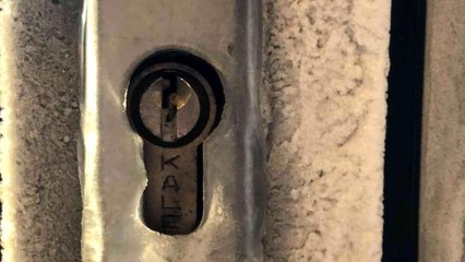 Kars eksi 15'i gördü, kapı kilitleri dondu