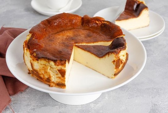 Avec seulement 3 ingrédients, elle réalise un gâteau au yaourt incroyablement gourmand. Le résultat est bluffant