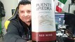 Abriendo una botella de vino tinto Puente de piedra  de mendoza argentina buen vino de uva de precio economico