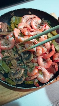 En este video, se presenta una deliciosa receta de cocina con mariscos, en particular, camarones y gambas. Esta receta es perfecta para una cena elegante y sorprender a tus invitados con un plato delicioso y fácil de preparar. Además de los camarones y la