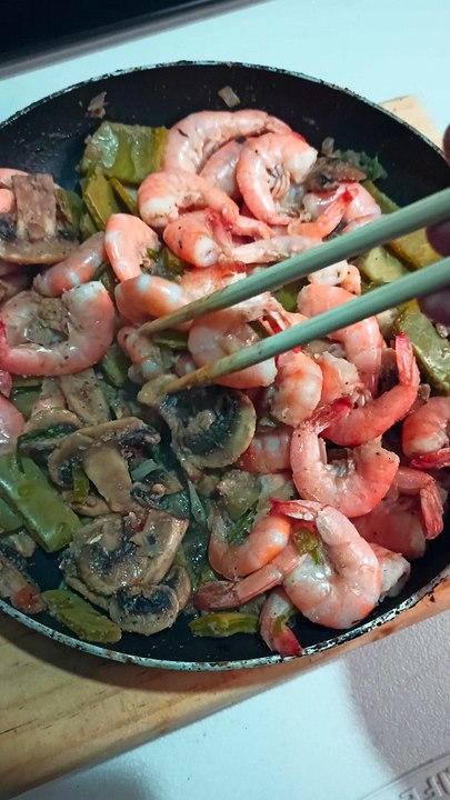 En este video, se presenta una deliciosa receta de cocina con mariscos, en particular, camarones y gambas. Esta receta es perfecta para una cena elegante y sorprender a tus invitados con un plato delicioso y fácil de preparar. Además de los camarones y la