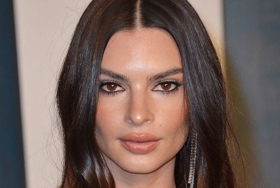 Emily Ratajkowski : suspendue dans les airs pour un shooting photo, elle fait sensation sur la toile