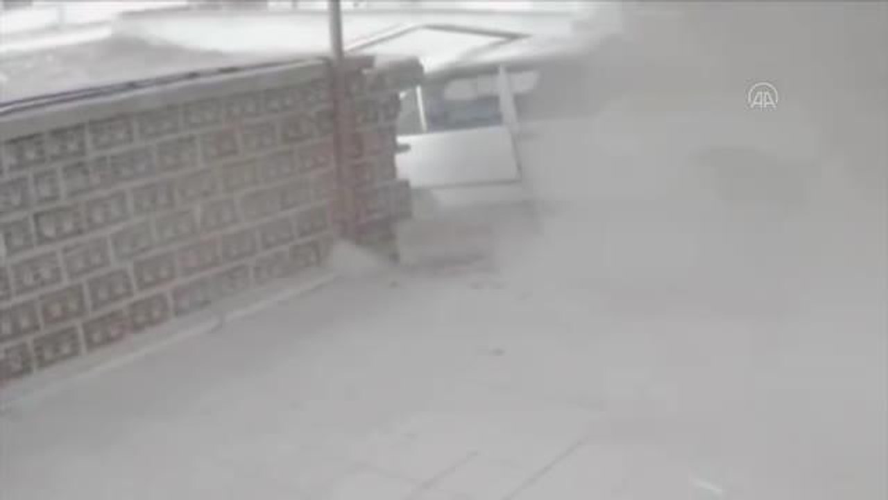 AFYONKARAHİSAR - 3 kişinin yaralandığı trafik kazası güvenlik kamerasına yansıdı