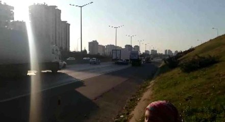 Otoyolda lastiği patlayan otomobil faciaya neden oluyordu... O anlar kamerada