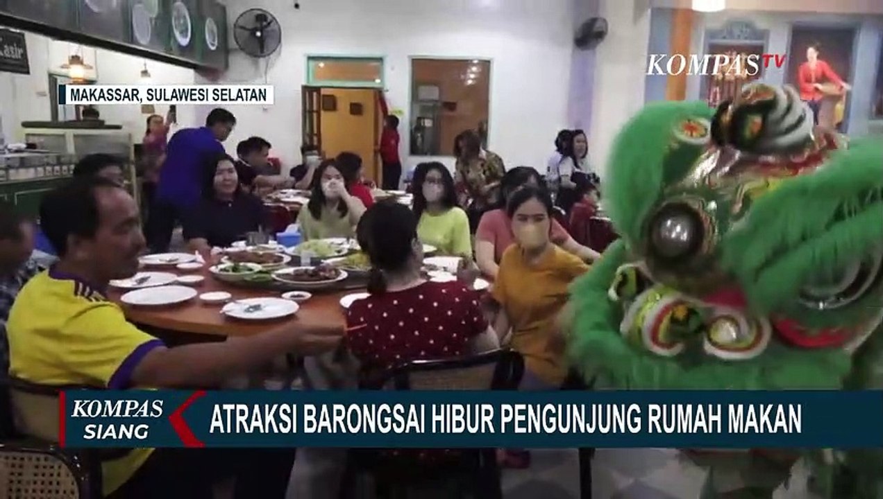 Antusiasme Pengunjung Rumah Makan Beri Angpao ke Atraksi Barongsai