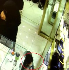 Çocuklarını hırsızlıklarına alet ettiler! O anlar güvenlik kamerasında